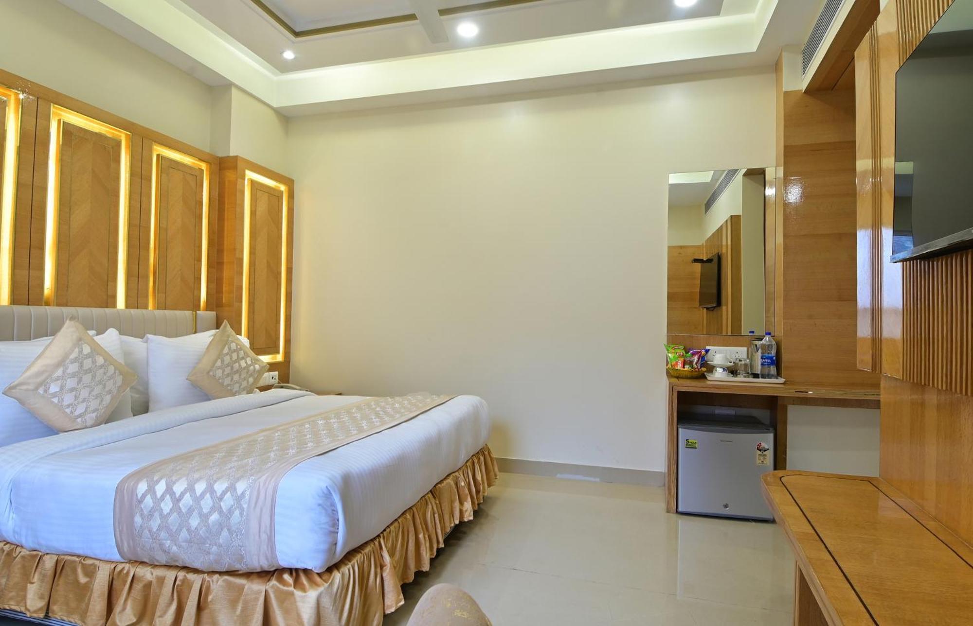 Hotel Gold Palace - 03 Mins Walk From New Delhi Railway Station Екстер'єр фото