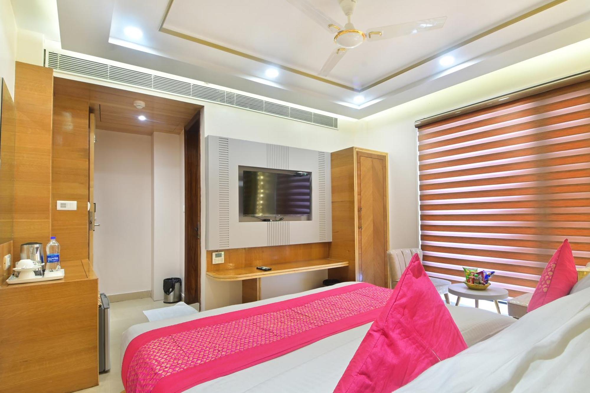 Hotel Gold Palace - 03 Mins Walk From New Delhi Railway Station Екстер'єр фото