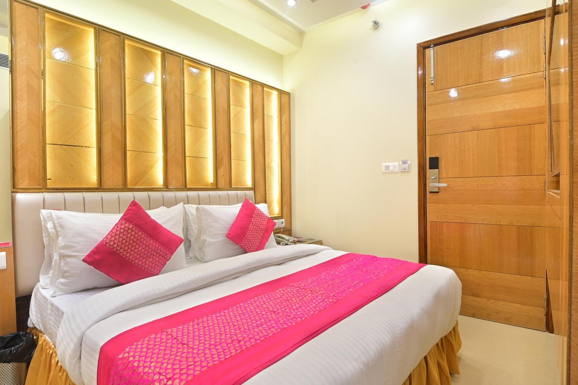 Hotel Gold Palace - 03 Mins Walk From New Delhi Railway Station Екстер'єр фото