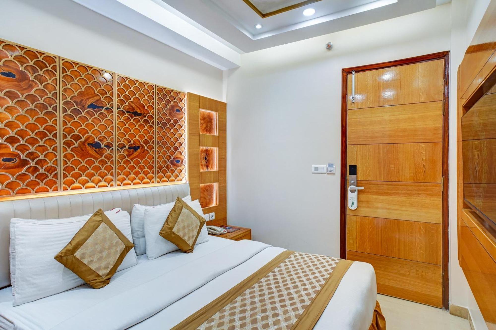Hotel Gold Palace - 03 Mins Walk From New Delhi Railway Station Екстер'єр фото